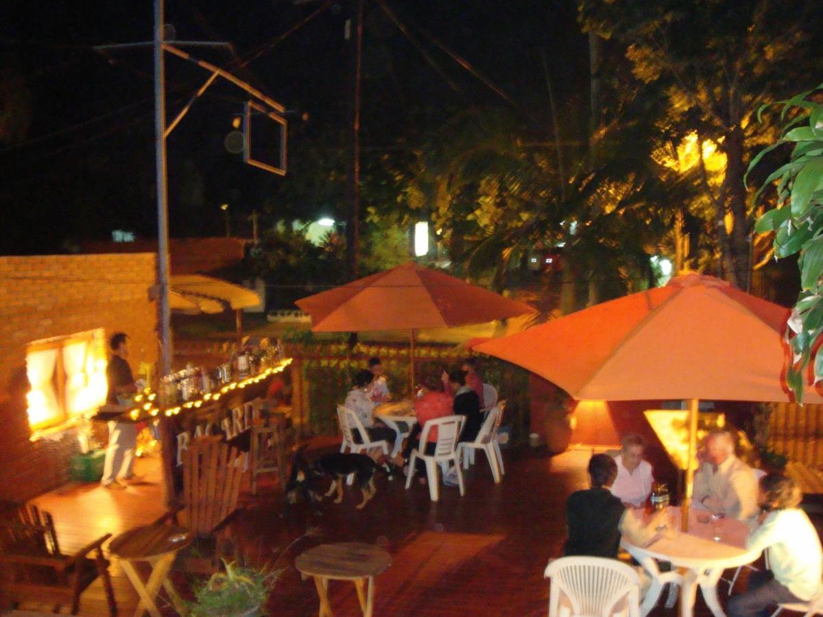 Residencial Uno Hostel Puerto Iguazú Buitenkant foto