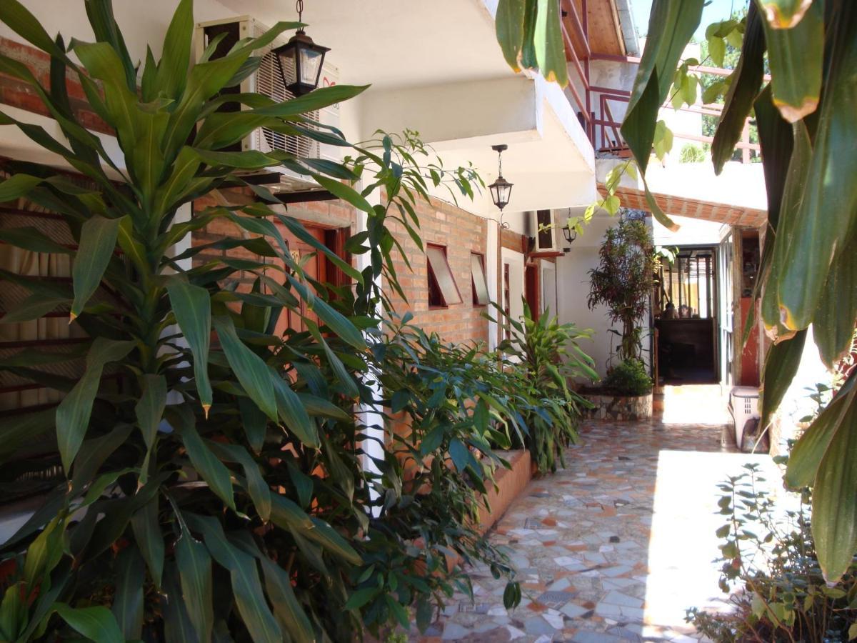Residencial Uno Hostel Puerto Iguazú Buitenkant foto