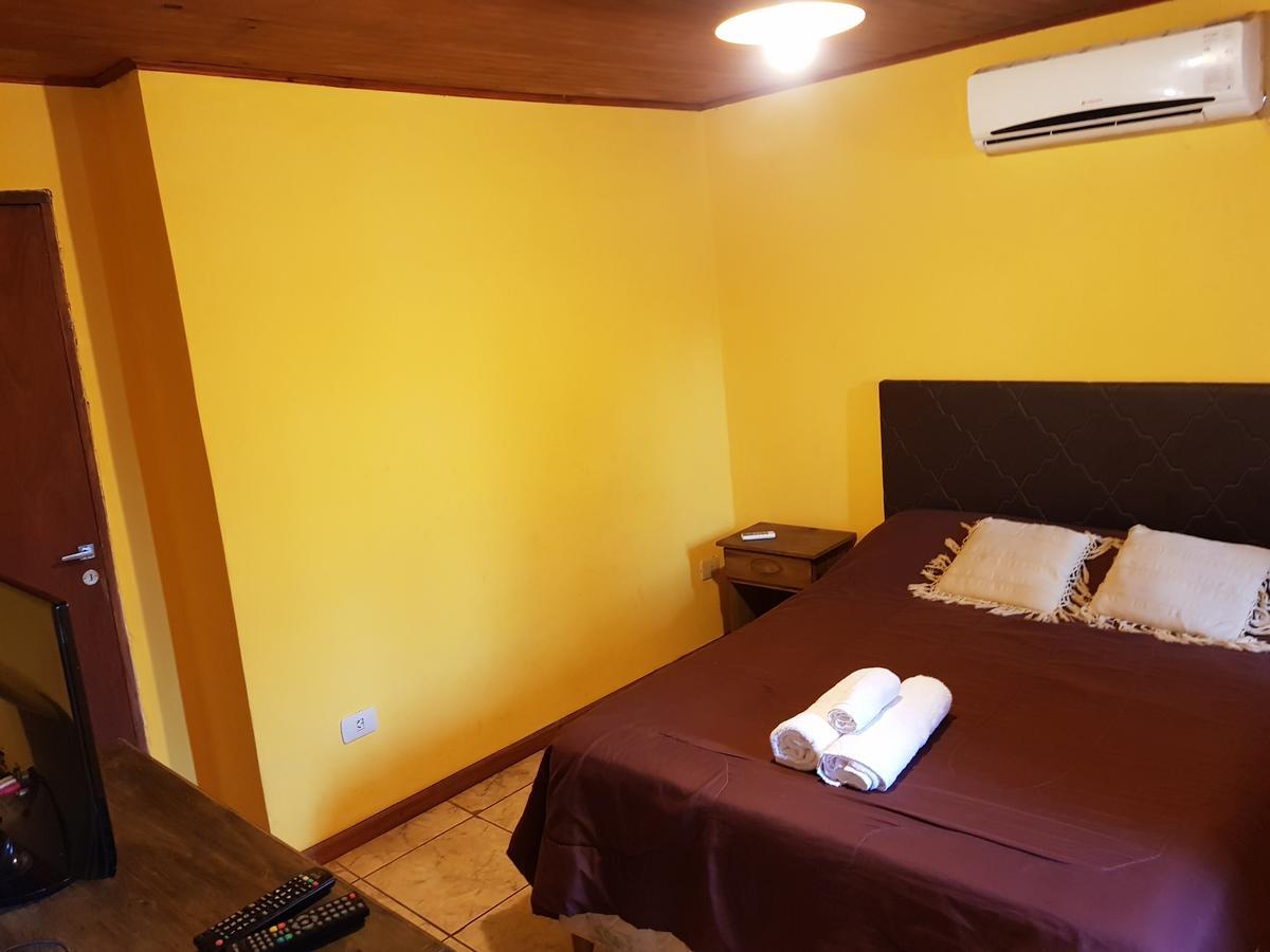 Residencial Uno Hostel Puerto Iguazú Buitenkant foto