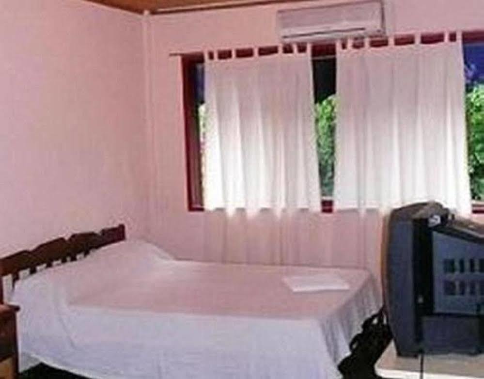 Residencial Uno Hostel Puerto Iguazú Buitenkant foto